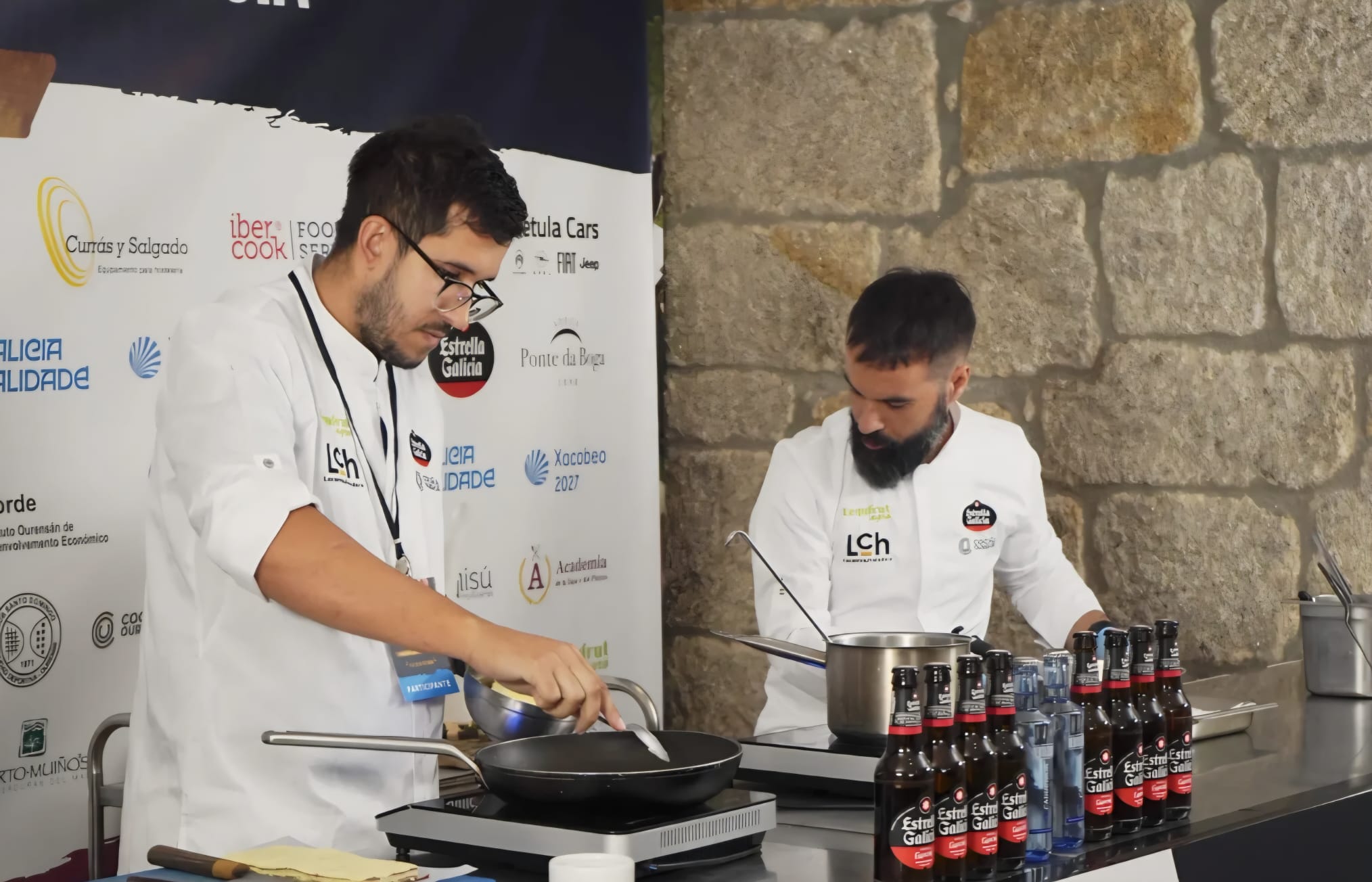 Cociñeiros elaborando as súas propostas durante o campionato en San Pedro de Rocas.
