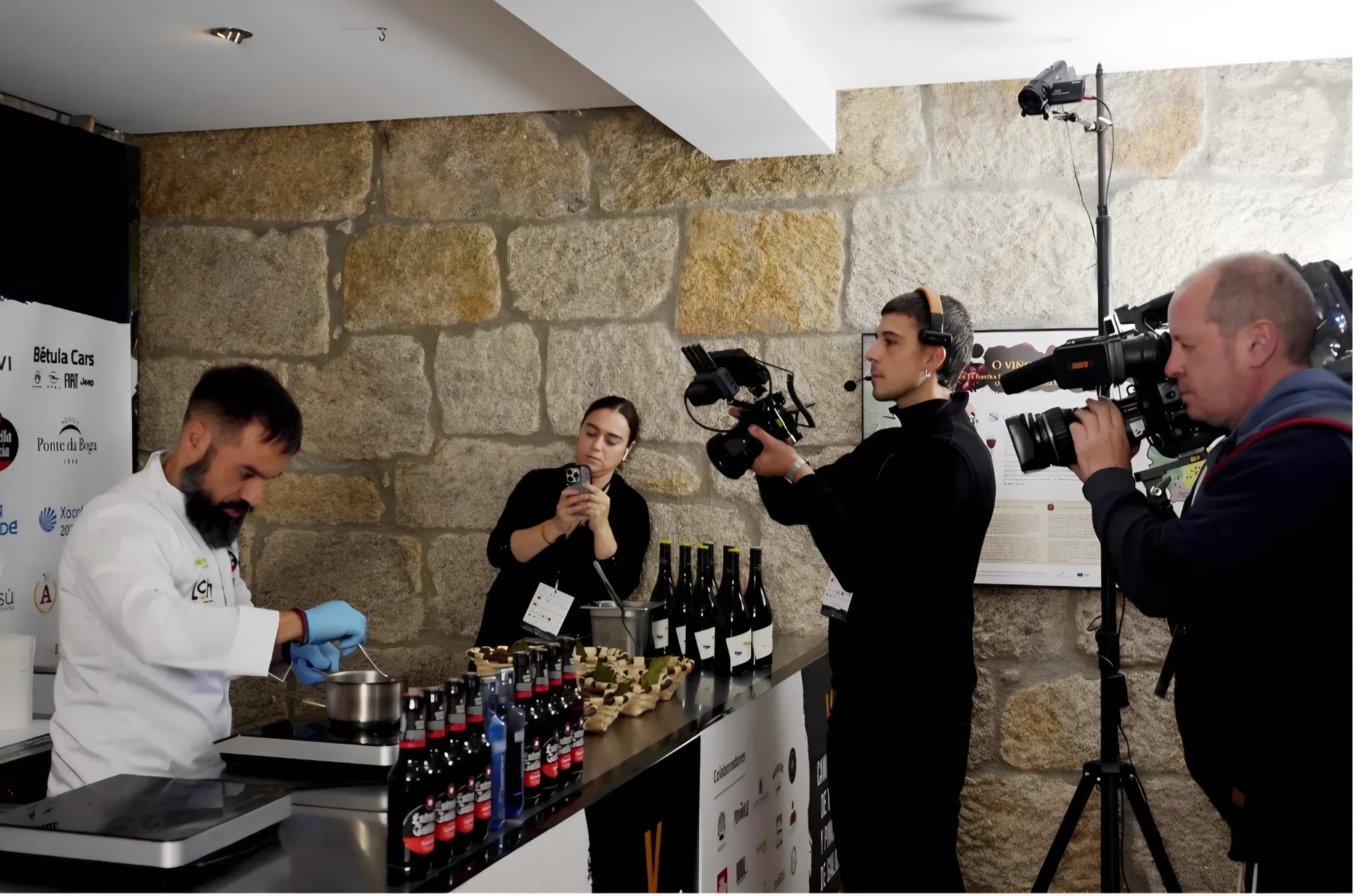 Preparación de tapas en directo ante os medios no V Campionato de Tapas e Pinchos de Galicia.
