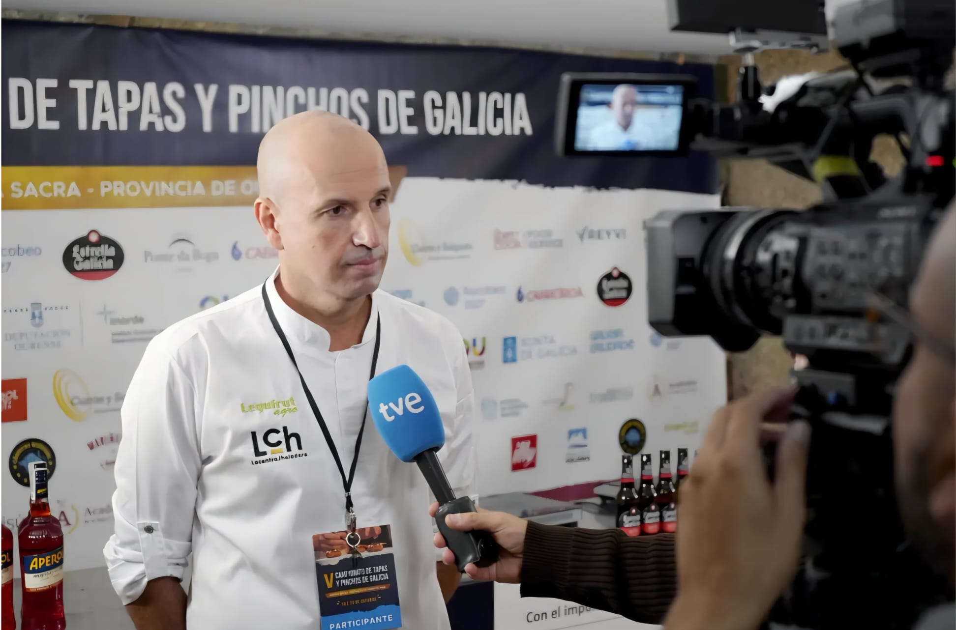 Entrevista a un participante durante o V Campionato de Tapas e Pinchos de Galicia.