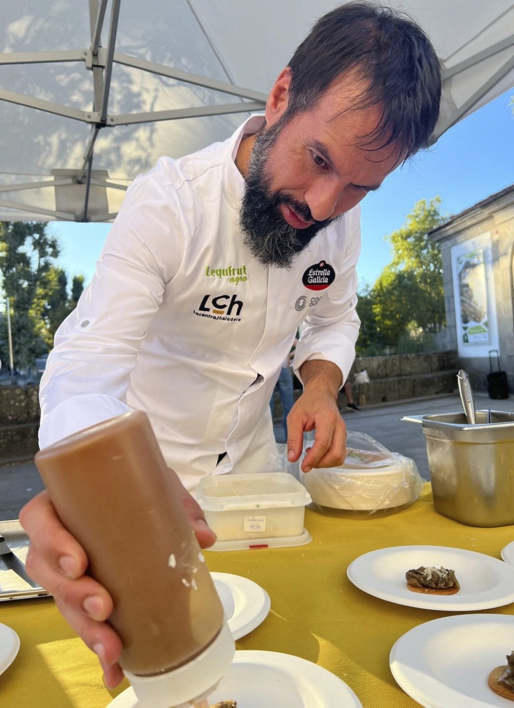 Alberto Fernández prepara un bocado con mel na Feira dos Produtos Apícolas de Allariz.