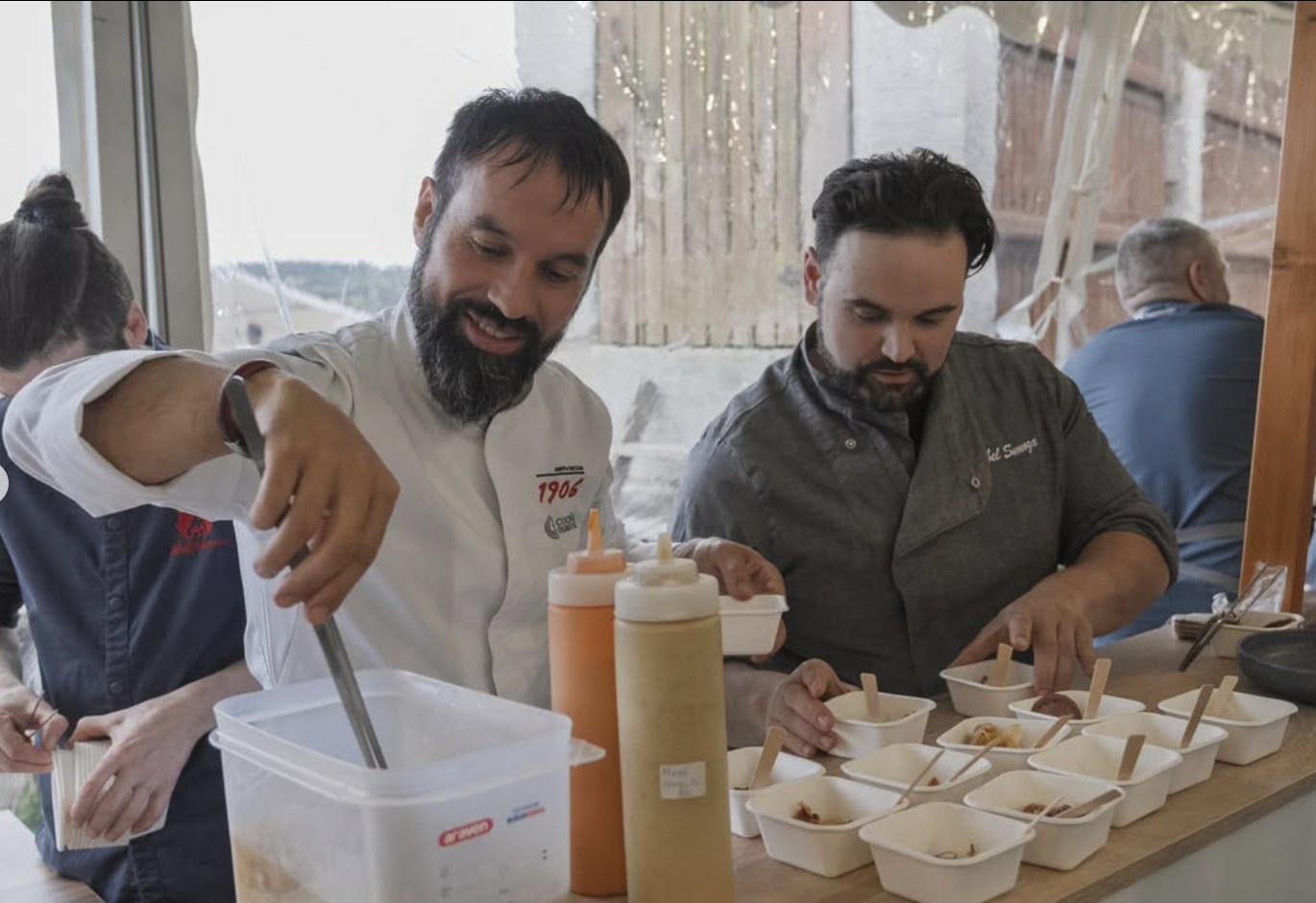 Alberto Fernández comparte a elaboración de pratos na xornada solidaria Estrelas no Camiño.